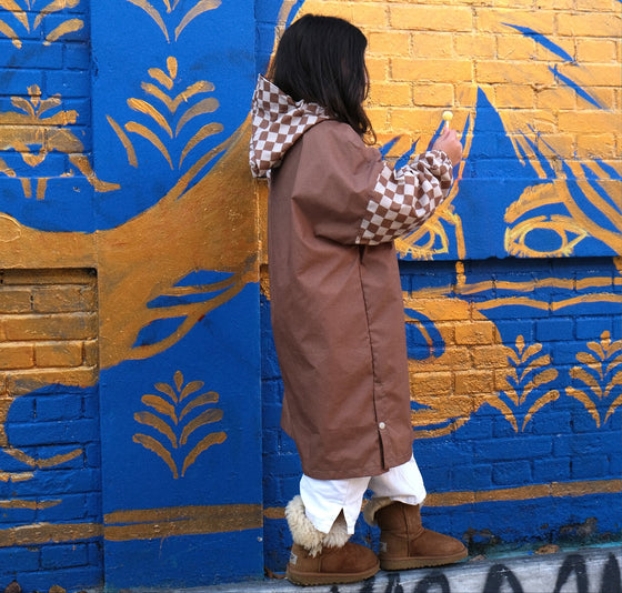 Poncho de pluie Damier beige et marron pour enfant et adulte, look matchy matchy, fabriqué en Europe, 100% recyclé, Poule Party.