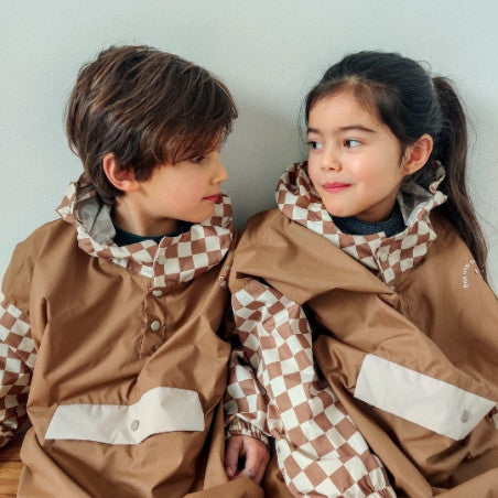 Poncho de pluie Damier beige et marron pour enfant et adulte, look matchy matchy, fabriqué en Europe, 100% recyclé, Poule Party.