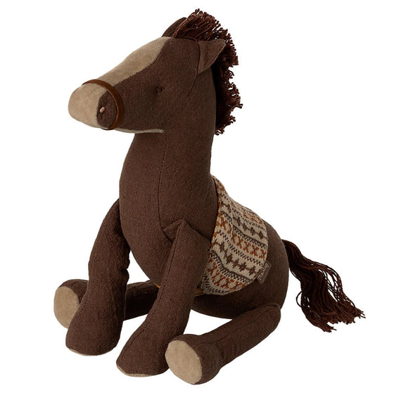 Poney en tissu marron Maileg avec selle tricotée, modèle Médium