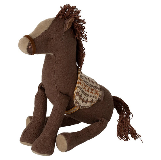Poney en tissu marron Maileg avec selle tricotée, modèle Small