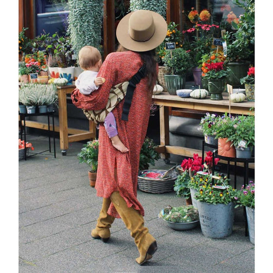 Porte-bébé ergonomique motif boho beige et marron Wildride