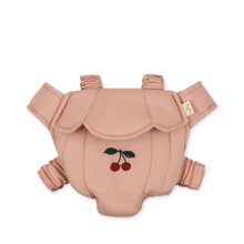  Porte poupée pour enfant, rose blush avec cerise, marque Konges Slojd.