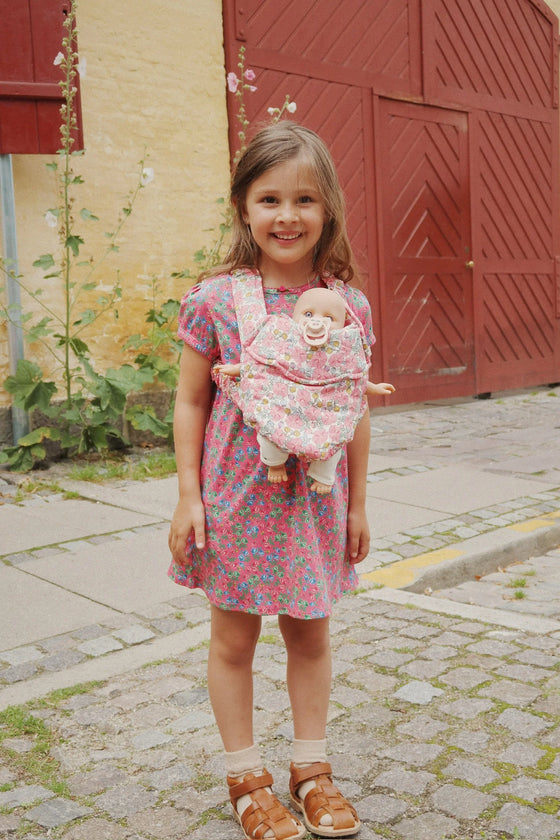 Porte-bébé enfant pour poupée motif floral rose Konges Sløjd