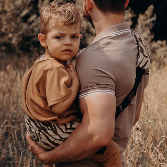 Porte-bébé ergonomique motif zèbre marron Wildride pour portage facile