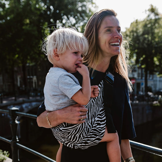 Porte-bébé ergonomique motif zèbre noir et blanc Wildride
