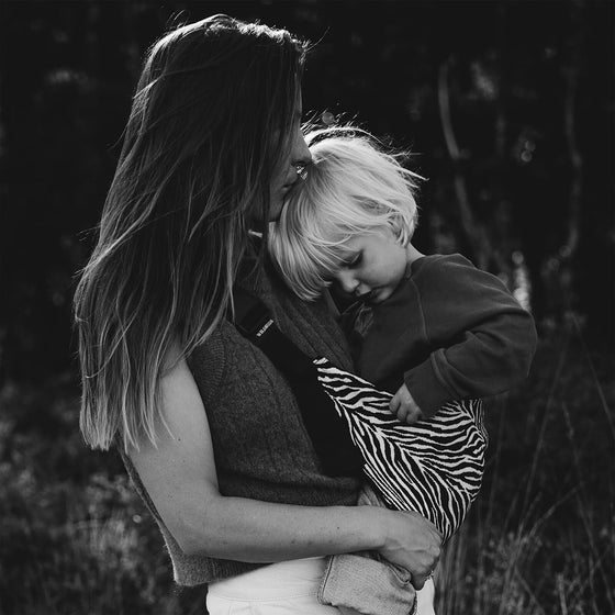 Porte-bébé ergonomique motif zèbre noir et blanc Wildride