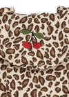 Porte-poupée Leo léopard Konges Sløjd avec broderie cerises