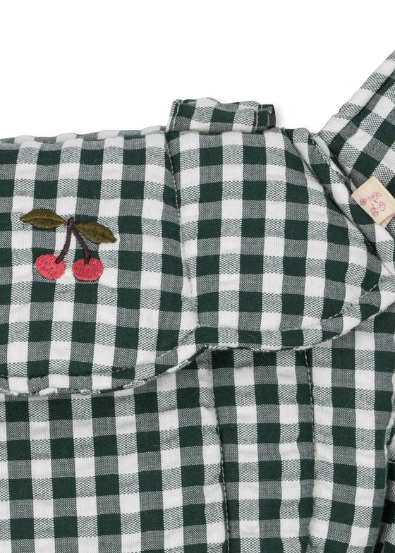 Porte-poupée Konges Slojd vichy vert avec broderie cerises et bretelles ajustables