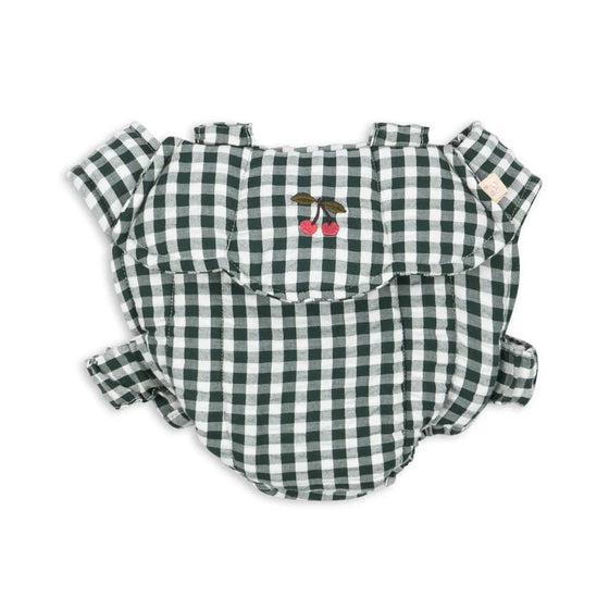Porte-poupée Konges Slojd vichy vert avec broderie cerises et bretelles ajustables
