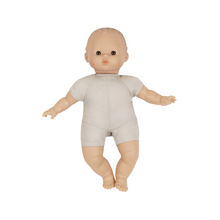  Poupée Babies "Lucien" de Minikane, poupon réaliste avec corps en tissu rembourré et membres en vinyle souple. Tenue en lin beige minimaliste, adapté aux jeux d’imitation et aux accessoires de poupées. Jouet de qualité, idéal pour stimuler l’imaginaire des enfants.