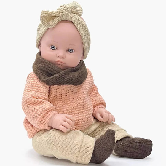 Poupée Minikane Yaëlle 47 cm tenue hiver maille rose bonnet et snood – collection Bambinis