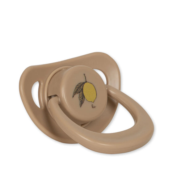 Poupée Billie avec tétine et pyjama Lemon – Konges Sløjd