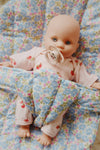 Poupée Elisa Rosie Blush Konges Slojd avec pyjama fleuri et tétine