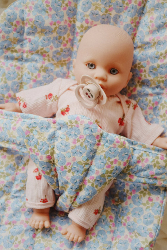 Poupée Elisa Rosie Blush Konges Slojd avec pyjama fleuri et tétine