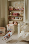 Poupée Elisa Rosie Blush Konges Slojd avec pyjama fleuri et tétine