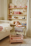 Poupée Elisa Rosie Blush Konges Slojd avec pyjama fleuri et tétine