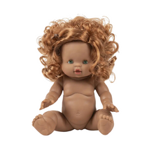  Poupée Gordis Juliette 34 cm Minikane – cheveux bouclés roux et yeux verts.
