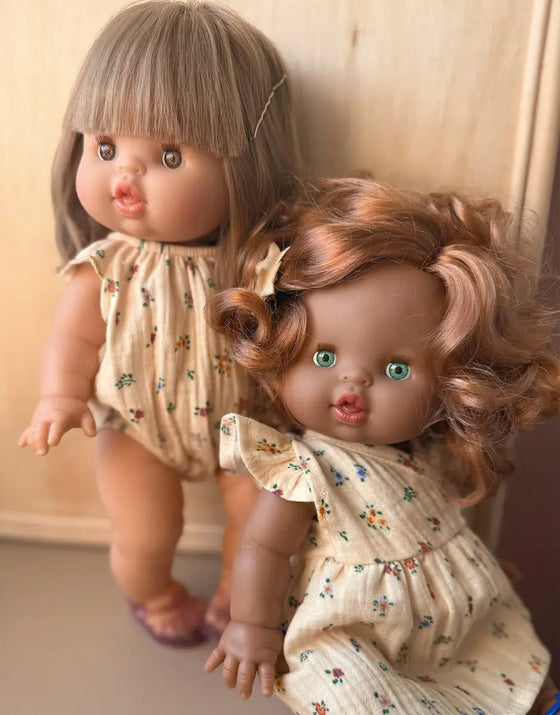Poupée Gordis Juliette 34 cm Minikane – cheveux bouclés roux et yeux verts.