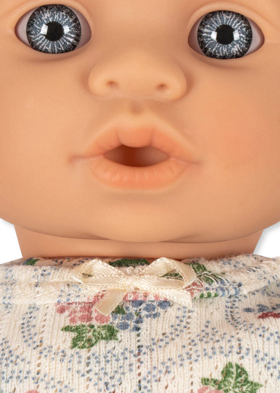 Poupée Violette avec tétine et pyjama fleuri Verona Blues – Konges Sløjd