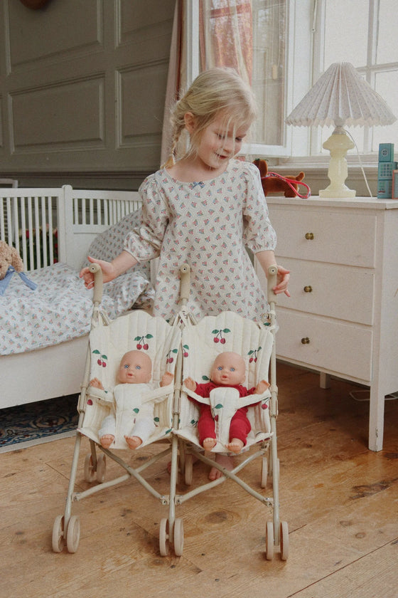 Poussette double pour poupées imprimé cerises – Konges Slojd