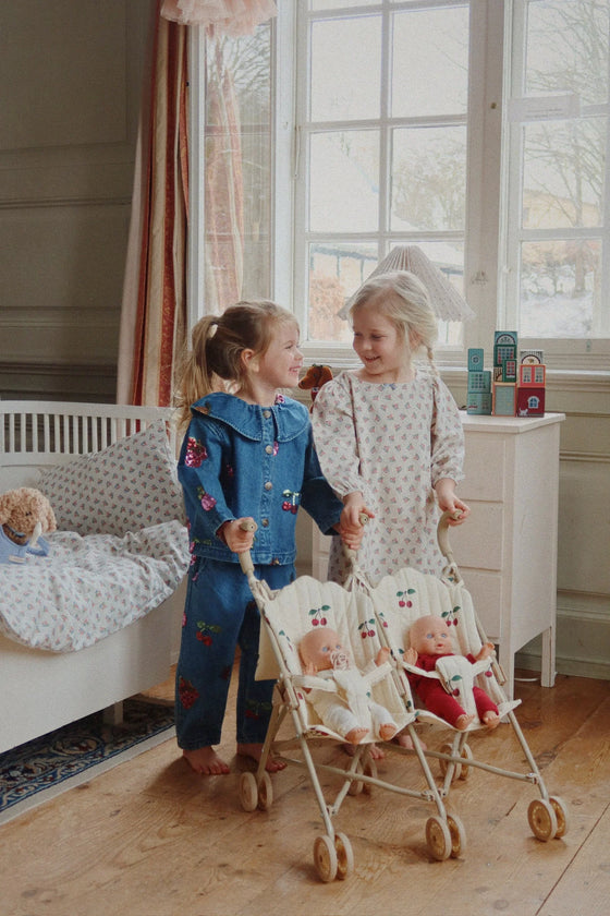 Poussette double pour poupées imprimé cerises – Konges Slojd