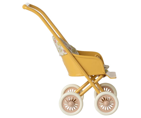 Poussette miniature jaune Maileg avec assise fleurie – accessoire pour souris