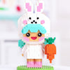 Puzzle 3D Momiji Pascale – Figurine fille en costume de lapin blanc avec carotte en mini briques sur base verte.