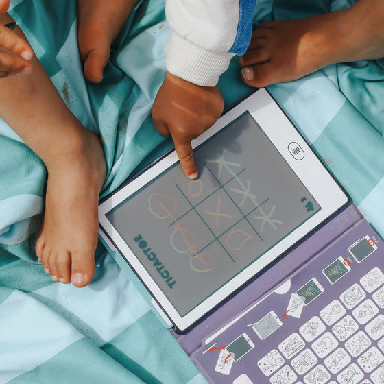 Enfants jouant au tic-tac-toe avec les cartes Kidywolf