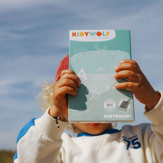Boîte de cartes éducatives Kidywolf tenue par un enfant