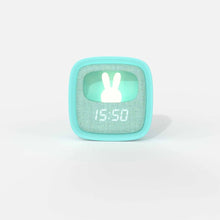  réveil billy clock turquoise mob. Le réveil Billy Clock est bien plus qu'un simple réveil : c'est un compagnon de chambre plein de style et de fonctionnalités amusantes ! 