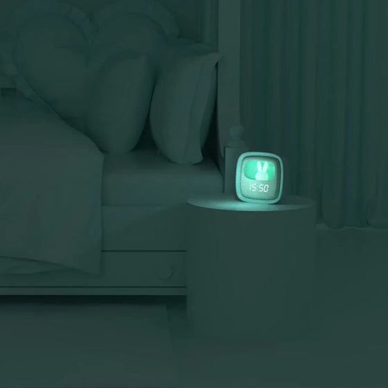 réveil billy clock turquoise mob. Le réveil Billy Clock est bien plus qu'un simple réveil : c'est un compagnon de chambre plein de style et de fonctionnalités amusantes ! 