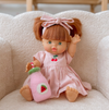 Robe Chloé et nœud pour poupée – Cerise rose poudré Salli Collective – autre vue