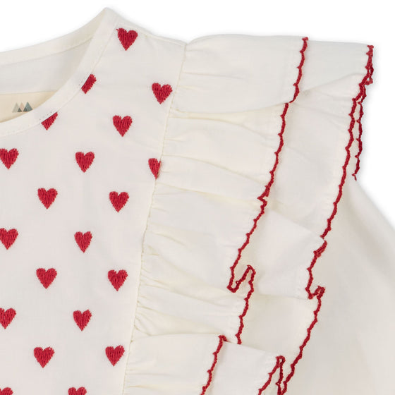 Robe blanche à froufrous et coeur rouge, marque Konges Slojd.