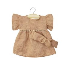  Robe Daisy en lin lavé noisette avec headband pour poupées Gordis Minikane – tenue élégante pour jeux d’imitation enfant.