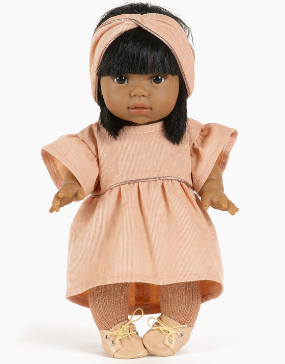 Robe Daisy en milleraie pour poupées Gordis, couleur saumon, marque Minikane.