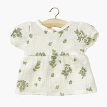  Robe "Faustine" en coton double gaze pour poupée Babies de Minikane, imprimé floral délicat sur fond écru. Modèle à manches courtes bouffantes et coupe évasée, conçu pour habiller un poupon avec élégance. Accessoire idéal pour enrichir la garde-robe des poupées.