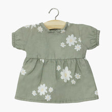  Robe "Faustine" en coton double gaze pour poupée Babies de Minikane, imprimé floral délicat sur fond écru. Modèle à manches courtes bouffantes et coupe évasée, conçu pour habiller un poupon avec élégance. Accessoire idéal pour enrichir la garde-robe des poupées.