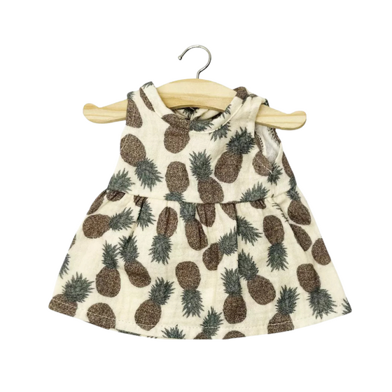Robe Faustine sans manches en gaze de coton motif ananas pour poupées Gordis Minikane – tenue estivale pour jeux d’imitation enfant.