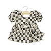 Robe Fiona en crêpe graphique noir et beige avec headband pour poupées Gordis Minikane – tenue élégante pour jeux d’imitation.