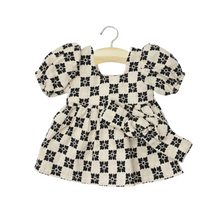  Robe Fiona en crêpe graphique noir et beige avec headband pour poupées Gordis Minikane – tenue élégante pour jeux d’imitation.