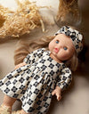 Robe Fiona en crêpe graphique noir et beige avec headband pour poupées Gordis Minikane – tenue élégante pour jeux d’imitation.