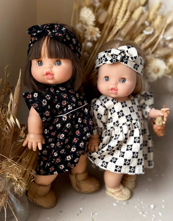 Robe Fiona en crêpe graphique noir et beige avec headband pour poupées Gordis Minikane – tenue élégante pour jeux d’imitation.