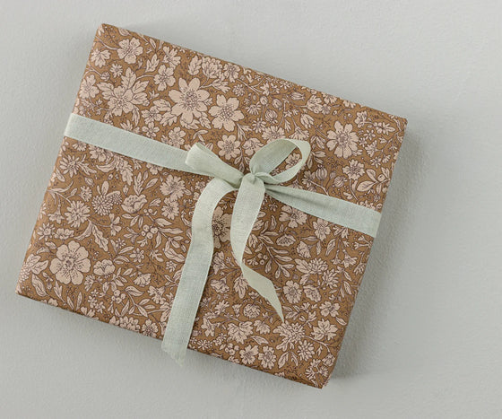 Rouleau papier cadeau Blossom ocre Maileg.