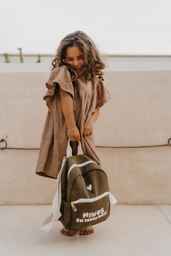 Sac à dos enfant kaki brodé “Minus en vadrouille” Zakuw
