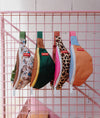Sac banane enfant Hello Hossy Mini Indiana avec couleurs orange, bleu ciel et rose, fermeture blanche, ceinture réglable rose