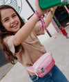 Sac banane enfant Hello Hossy modèle Lola rose pastel avec ceinture bleue et broderie chaussure fleurie
