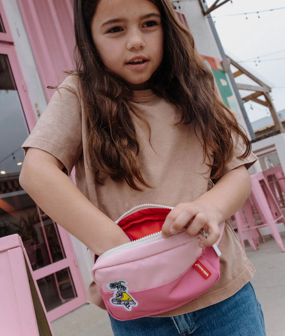 Sac banane enfant Hello Hossy modèle Lola rose pastel avec ceinture bleue et broderie chaussure fleurie