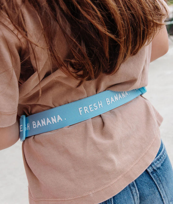 Sac banane enfant Hello Hossy modèle Lola rose pastel avec ceinture bleue et broderie chaussure fleurie