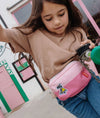 Sac banane enfant Hello Hossy modèle Lola rose pastel avec ceinture bleue et broderie chaussure fleurie