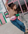 Sac banane enfant Hello Hossy modèle Lola rose pastel avec ceinture bleue et broderie chaussure fleurie